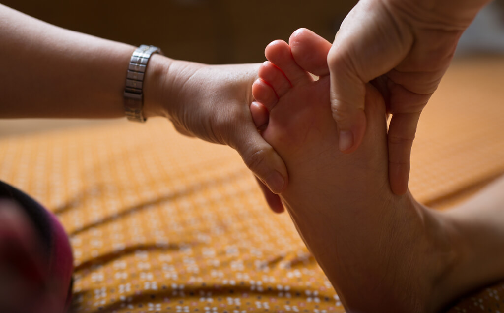 Foot massage restores strength and circulation | Thai SPA PattayaSpa.kz